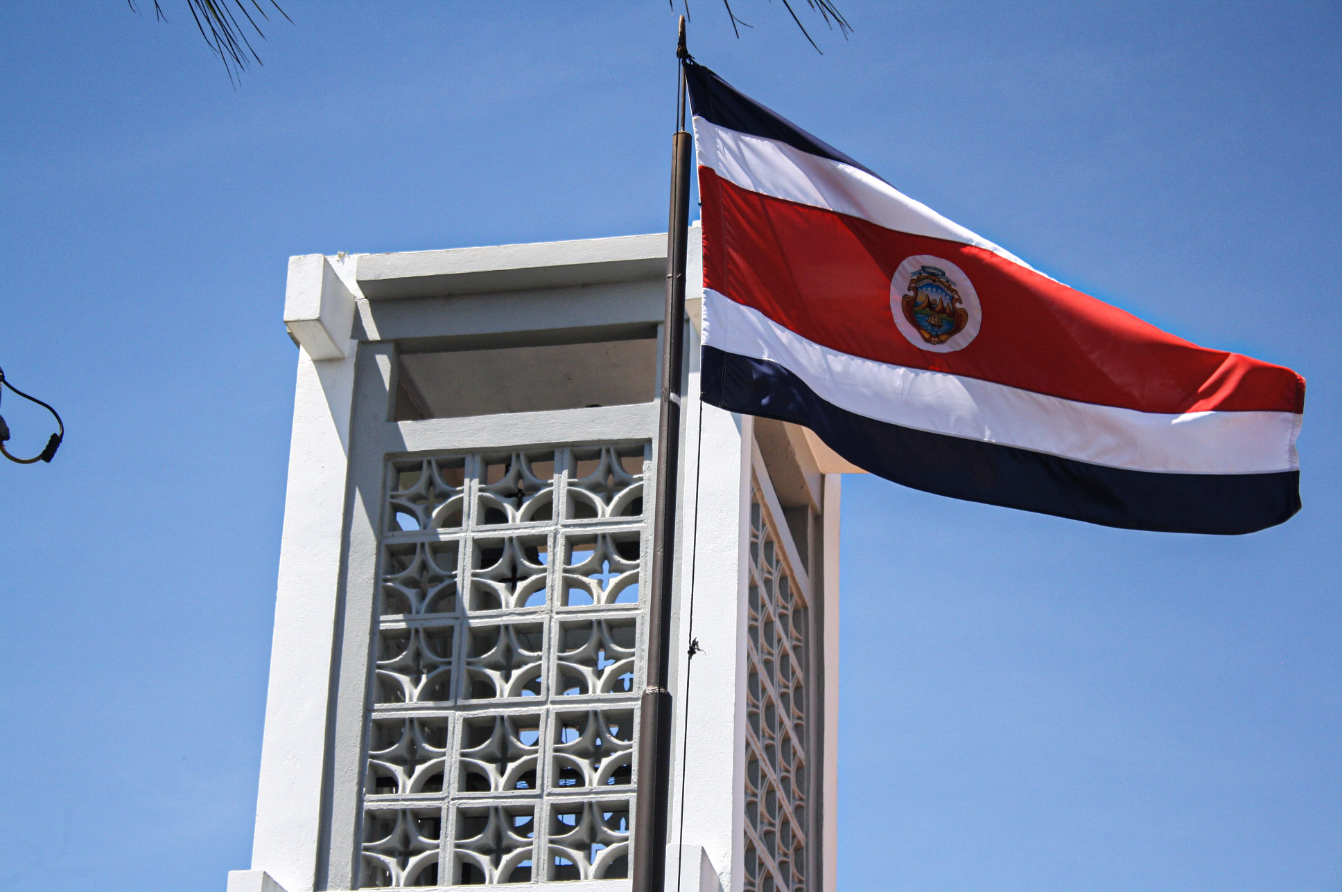 Torre de la capilla, hondeando la Bandera Nacional de Costa Rica