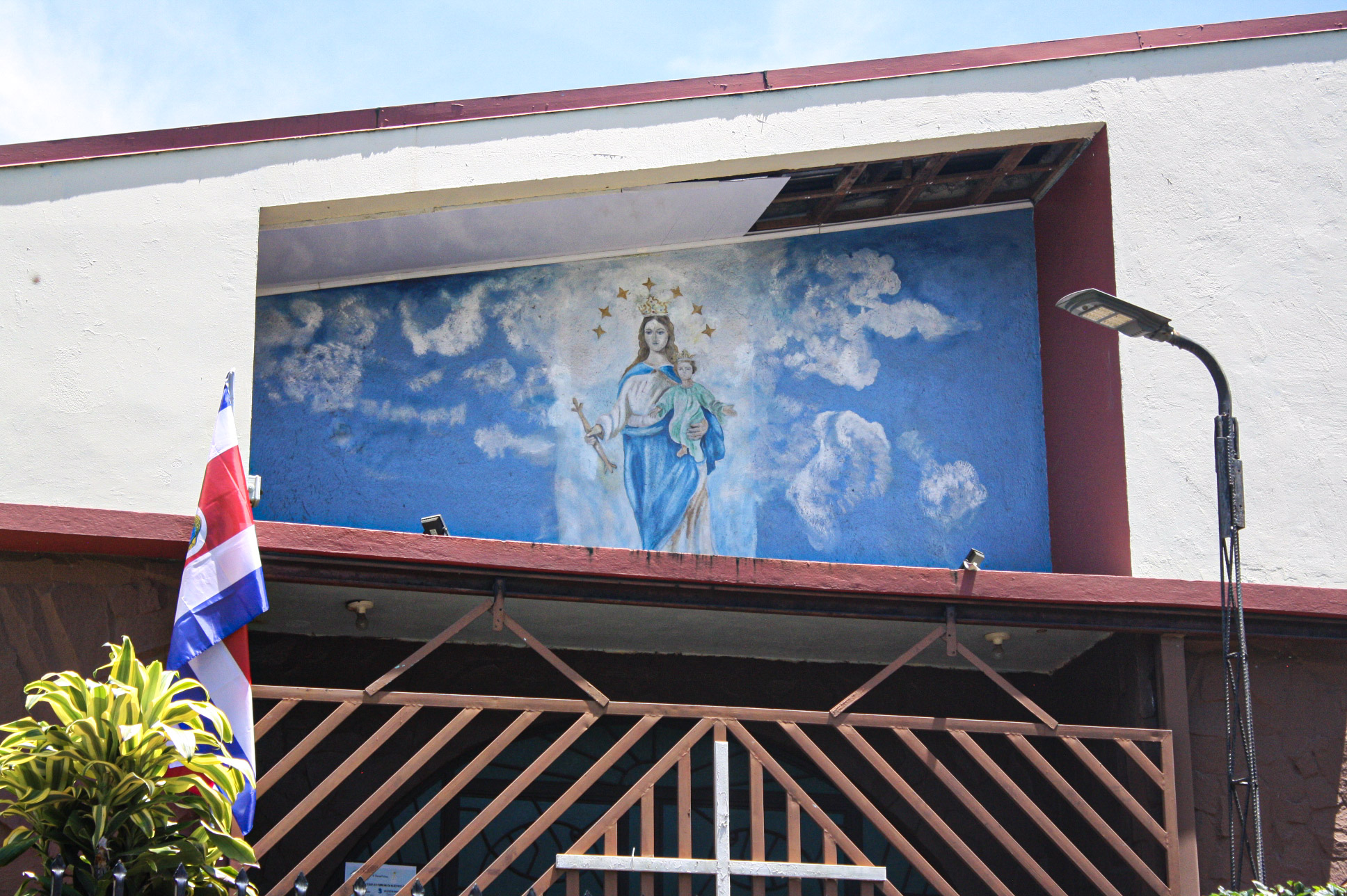 Pintura de María Auxiliadora en la entrada de la capilla