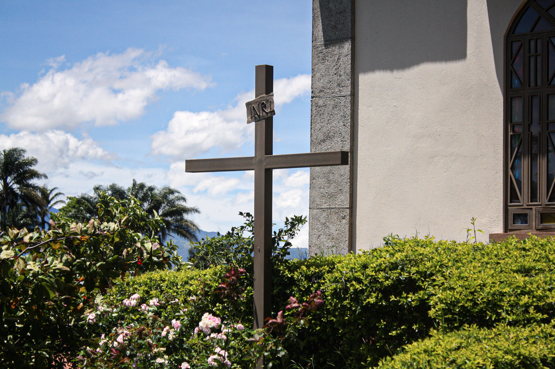 Cruz en las afueras de la capilla