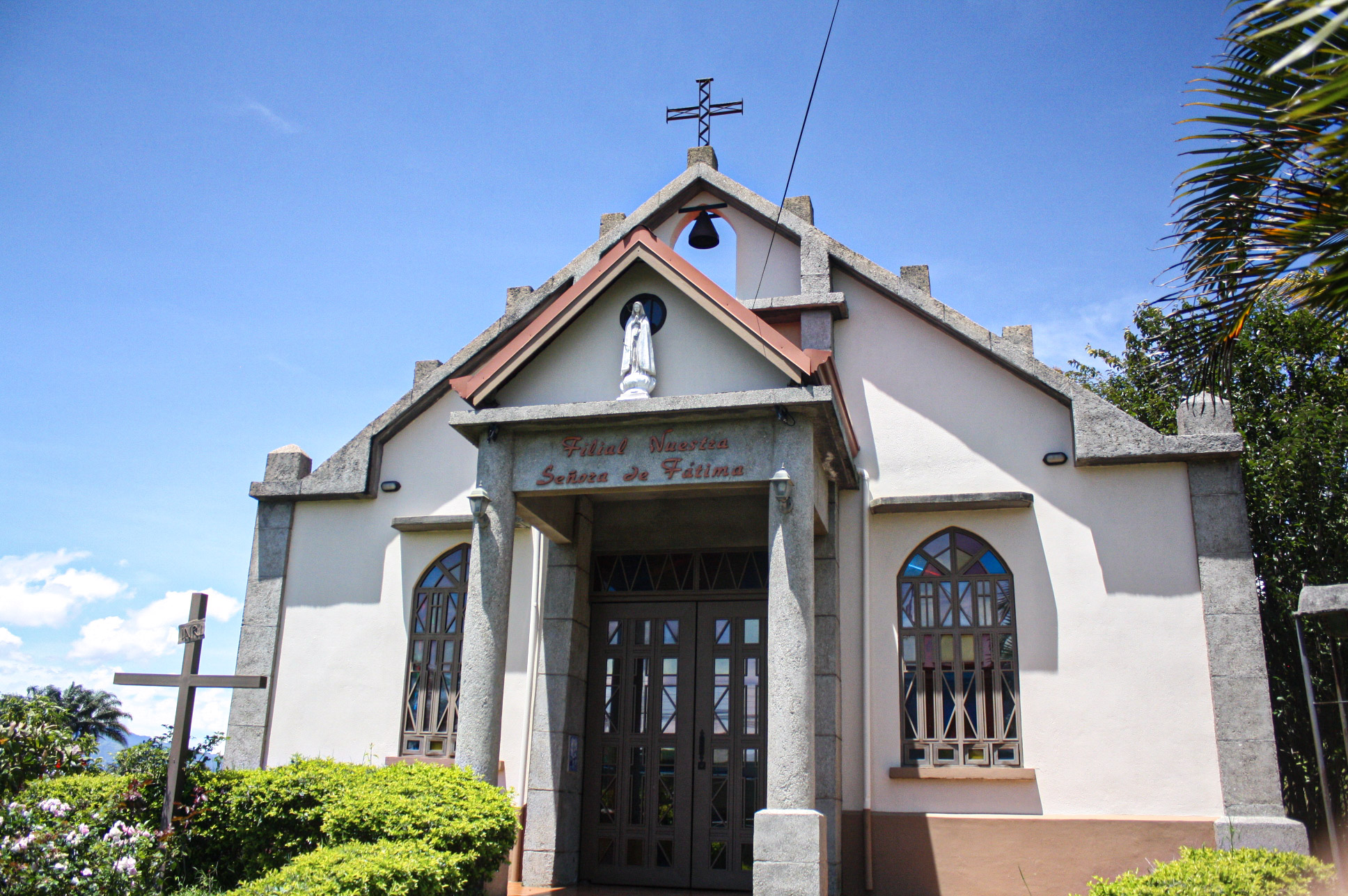Exterior completo de la capilla