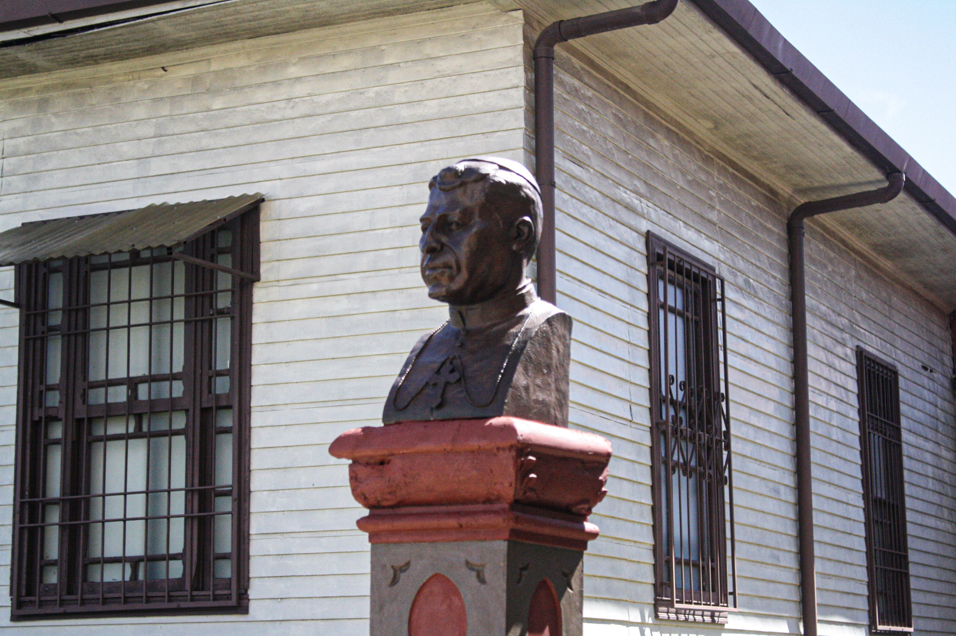 Busto Monseñor Victor Manuel Sanabria Martínez