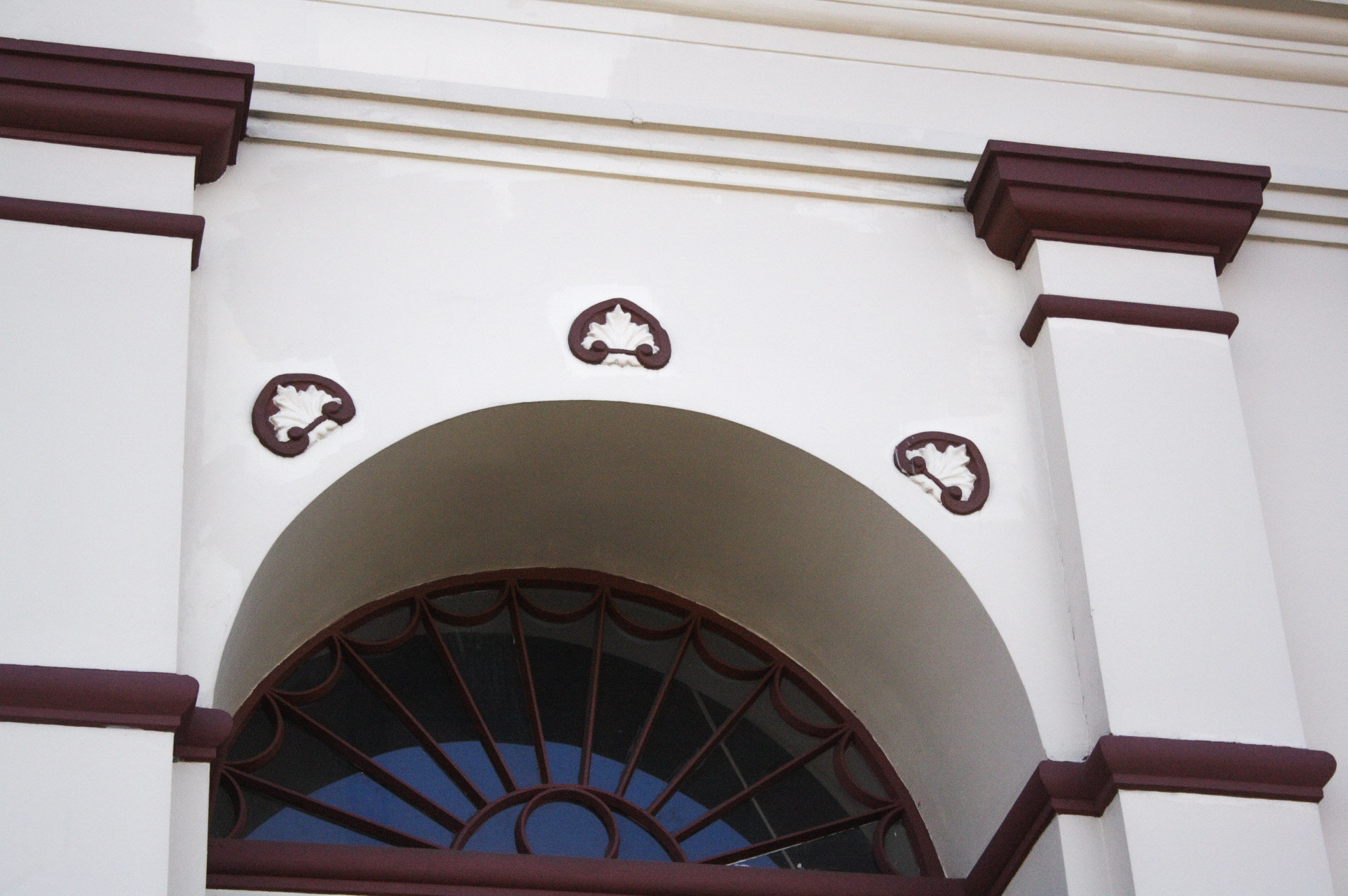 Ventana de la puerta principal del Templo