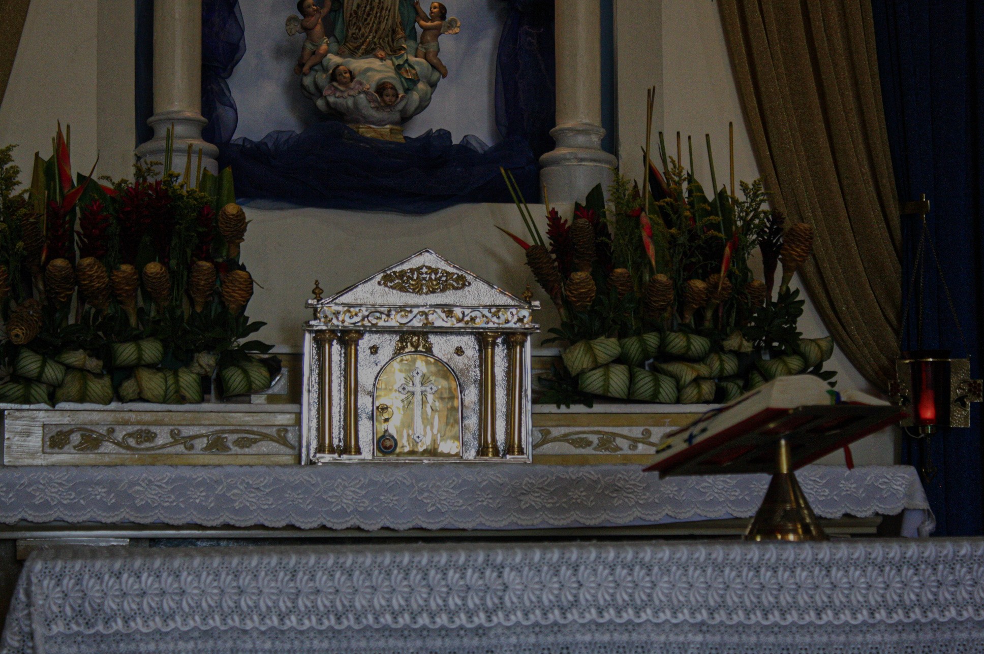 Sagrario en el antiguo altar ''Ad Orientem''