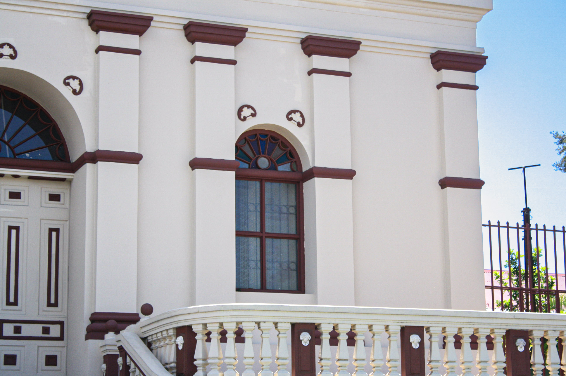 Ventana derecha en la fachada del Templo