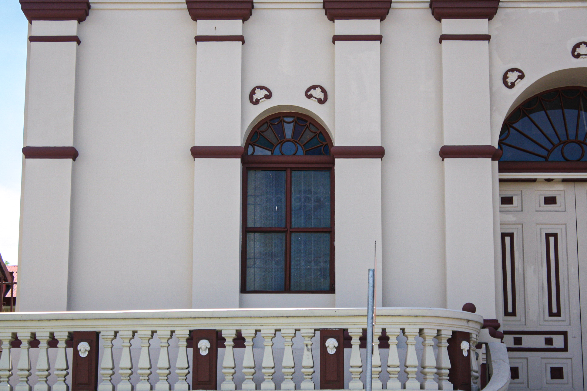 Ventana izquierda en la fachada del Templo