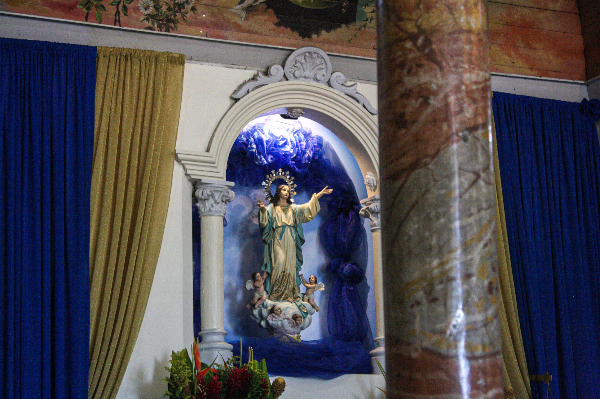 Imagen titular en el nicho principal del Altar junto a una columna del templo
